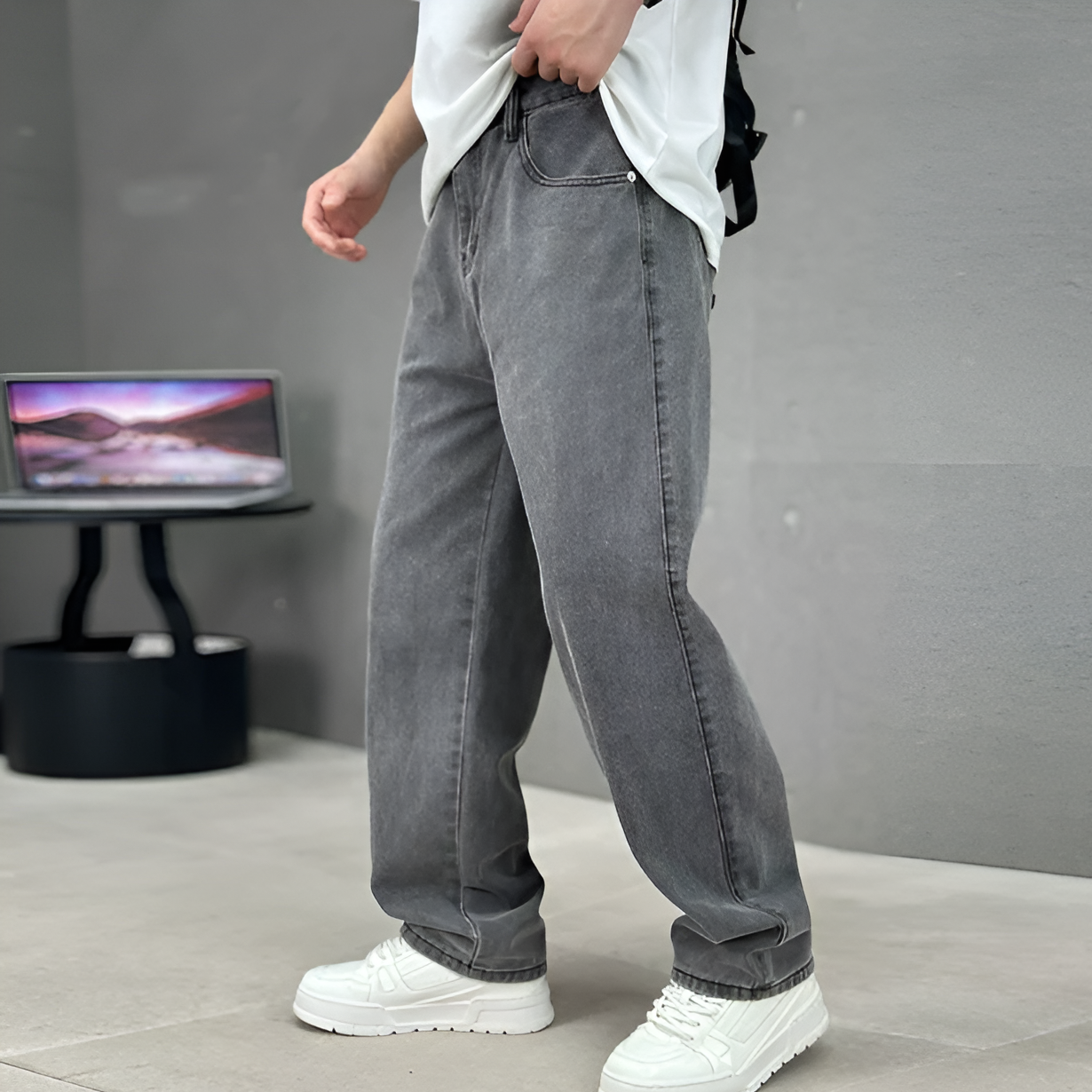 Men’s Classic Straight‑Leg Jeans with Modern Pockets